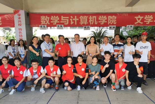 1568863390150047585.jpg 院校领导与员工党员、志愿者团队.jpg